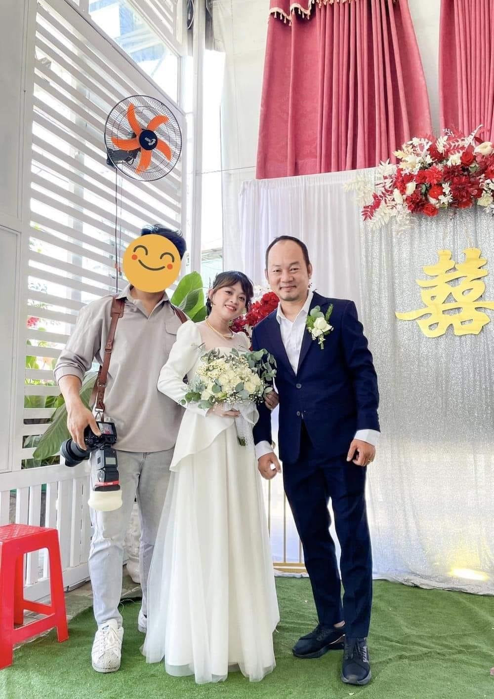 Long Đẹp Trai chụp hình cùng cô dâu trong đám cưới