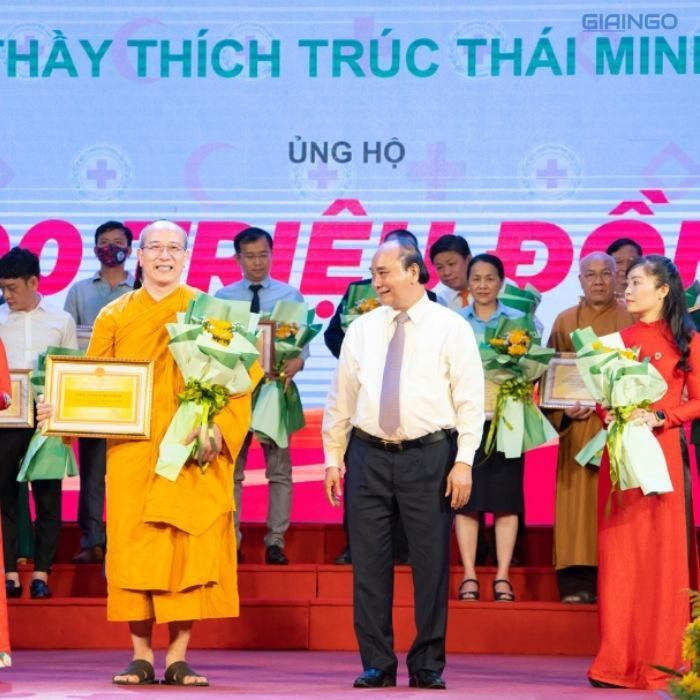 Thầy Thích Trúc Thái Minh và Nguyễn Xuân Phúc gặp nhau