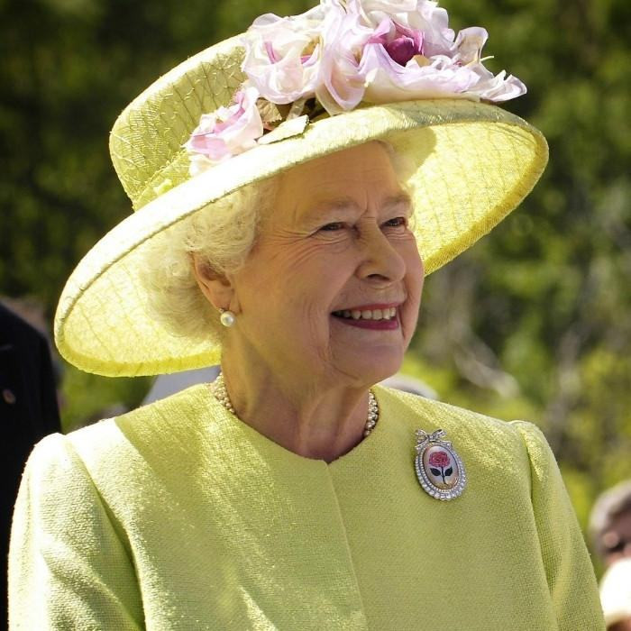 Nữ hoàng Anh Elizabeth II là nguyên thủ của bao nhiêu nước